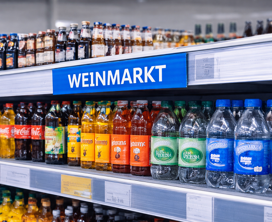 Regalwobbler im Getränkeregal zur Markenkennzeichnung