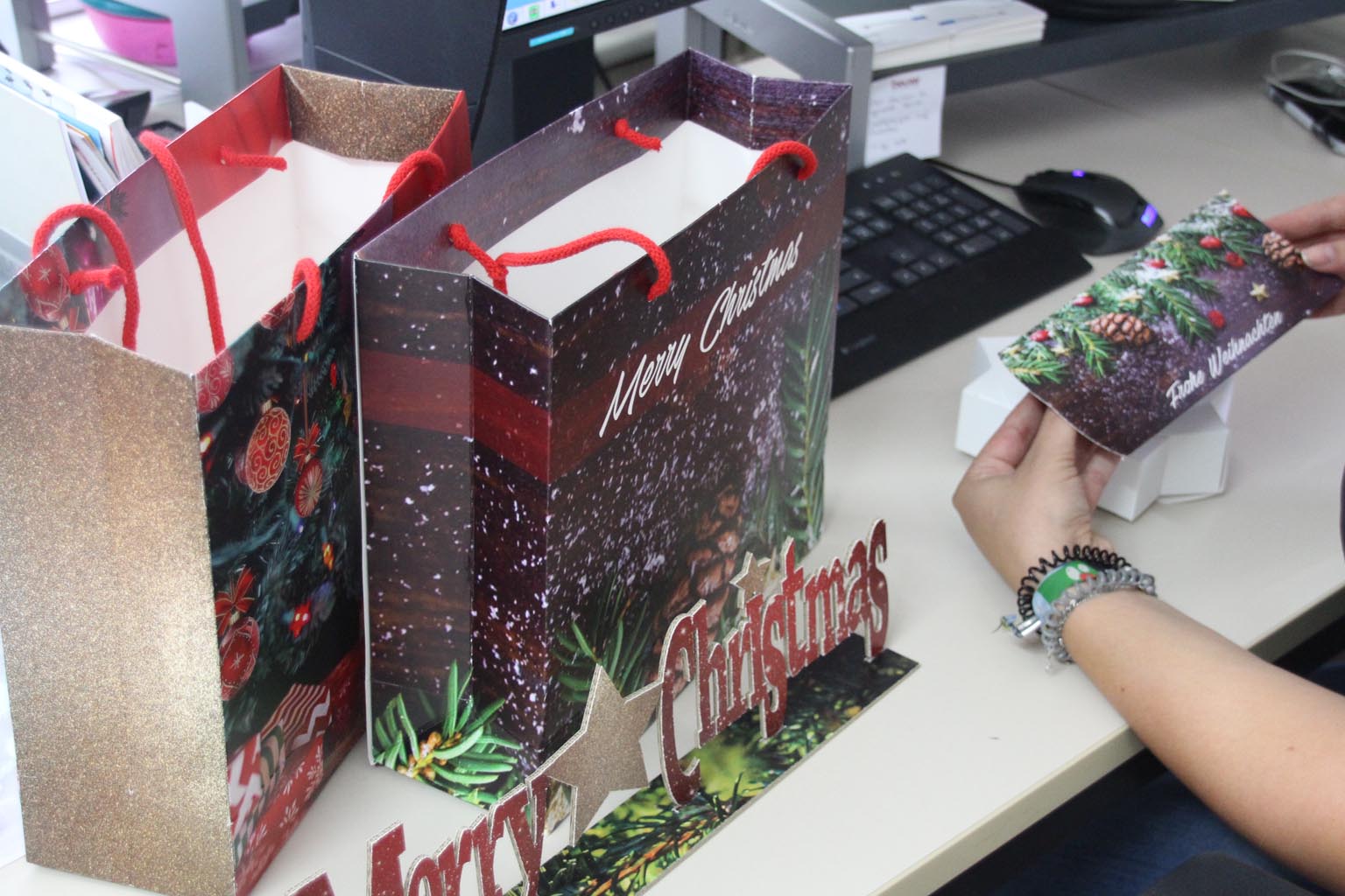 Weihnachtliche Tragetaschen & POS-Deko