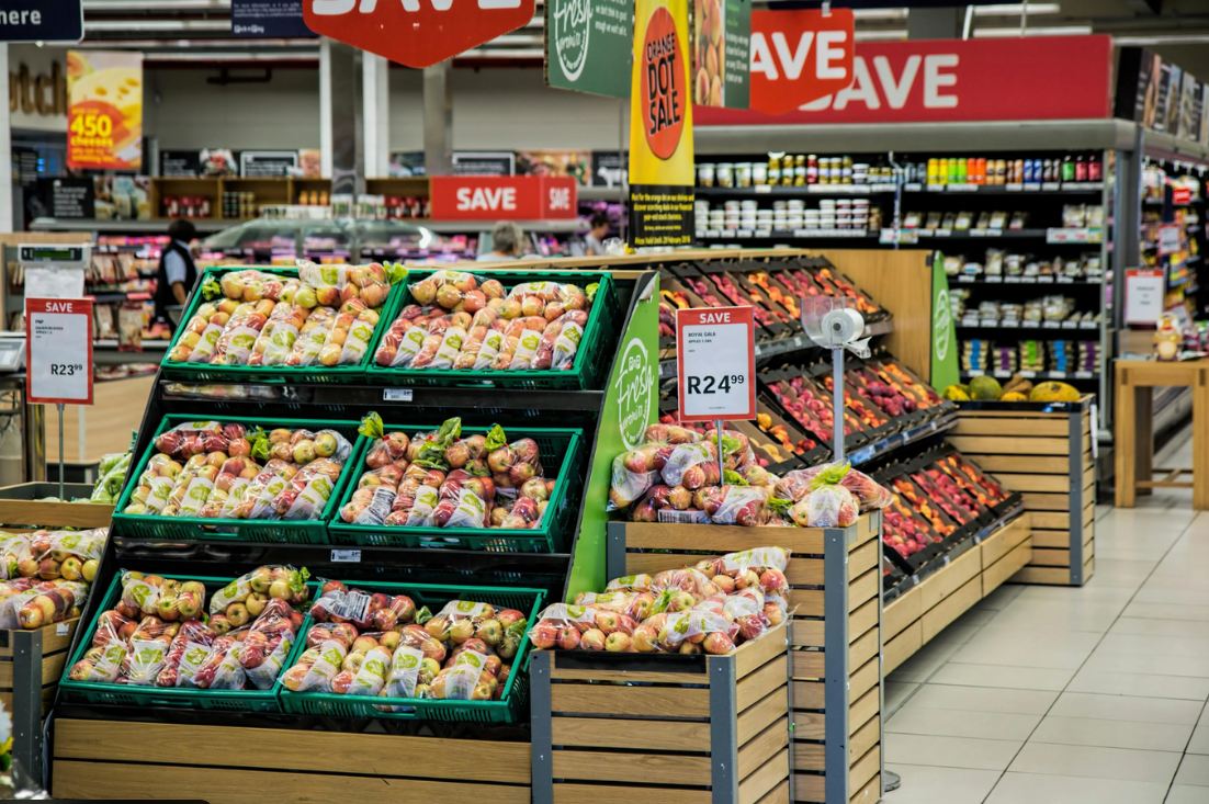 Fußbodenaufkleber im Supermarkt – wie sie Kunden lenken und Zweitplatzierungen massiv verstärken