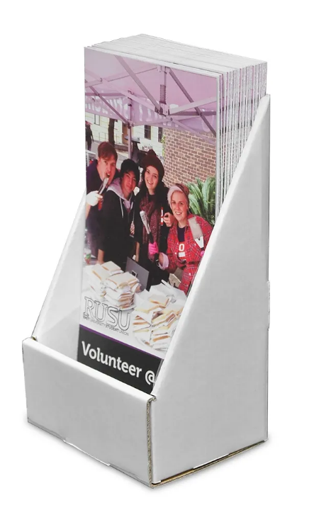 Mehr Besucher. Mehr Erlebnisse. Mehr Umsatz. Warum POS-Flyeraufsteller im Tourismus heute unverzichtbar sind